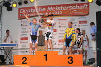 Bild vergrern: Sieger der Herren Elite bei der Deutschen Meisterschaft 2010 - 1. Platz Moritz Milatz, 2. Platz Jochen K, 3. Platz Torsten Marx